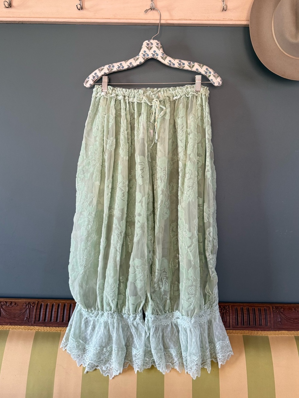 FREE PEOPLE FOREVER YOUNG VELVET FLORAL LACE VICTORIAN BLOOMER PANTS sz small - Picture 9 of 13